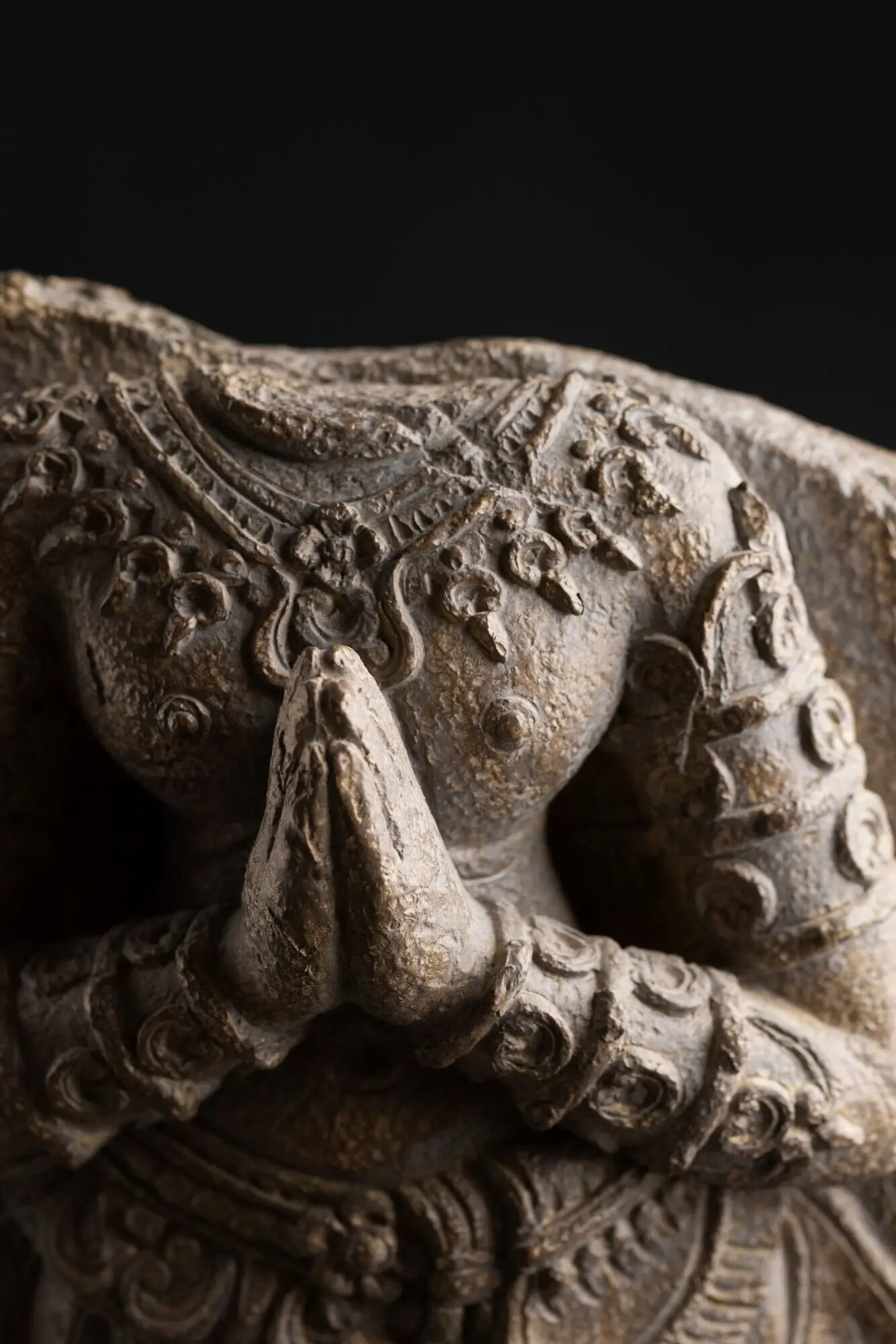 Blick auf eine Buddha-Statuette für Ruhe